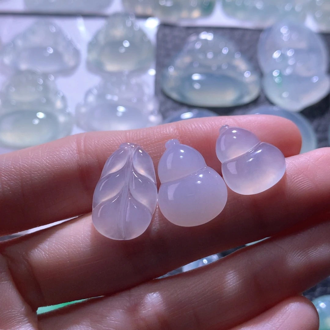 翡翠未镶嵌颈饰一手