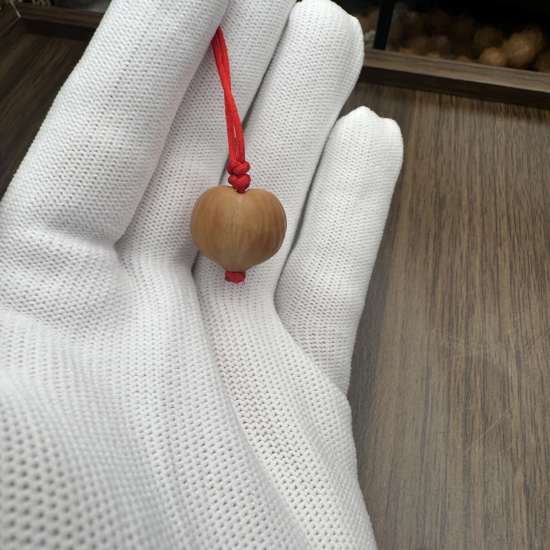 猴头核桃雕刻屁桃手机壳挂件