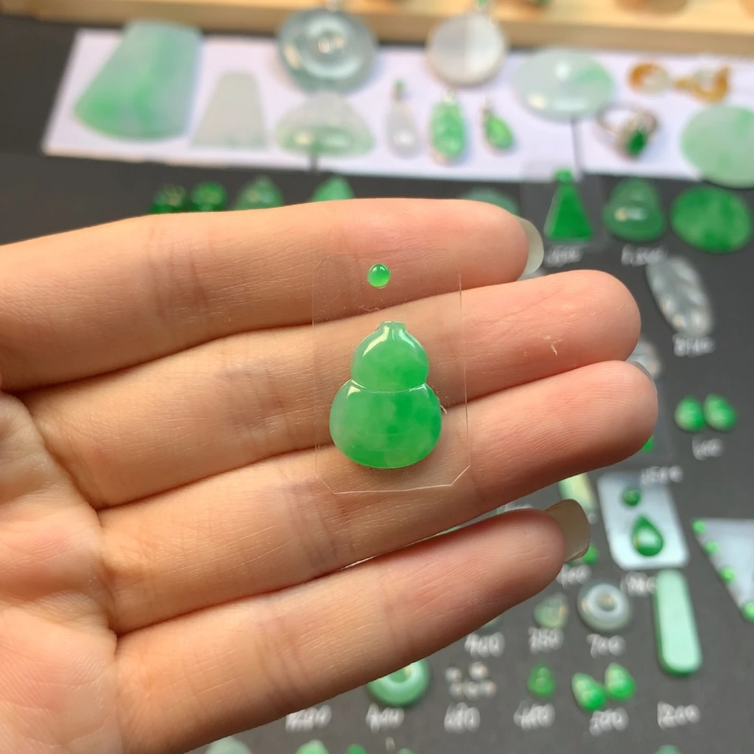 翡翠未镶嵌颈饰葫芦