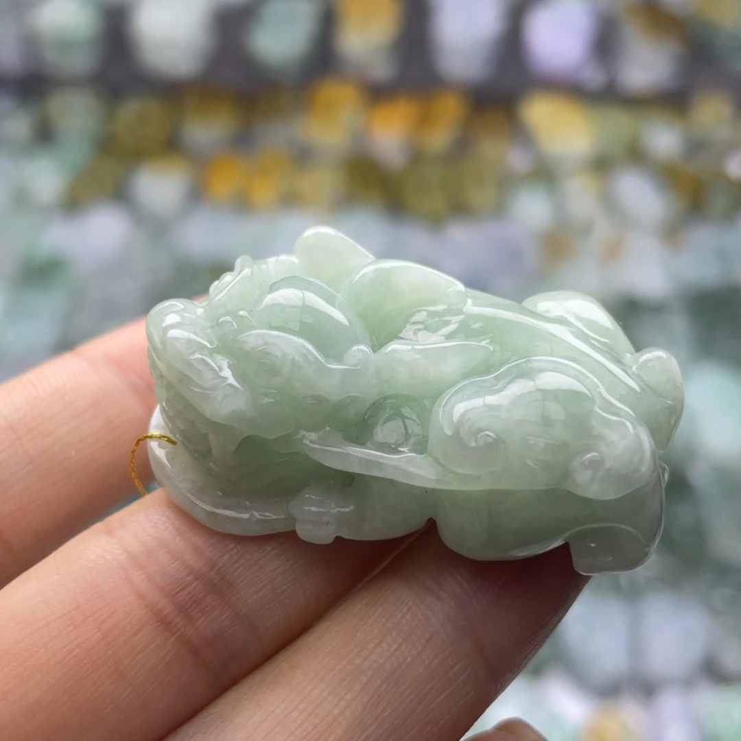 忘****翡翠未镶嵌颈饰貔貅