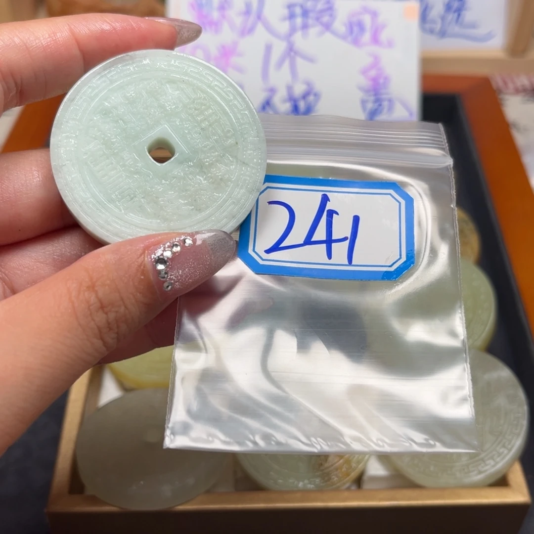 洛***竹未镶嵌蛇纹石玉珠宝奇石