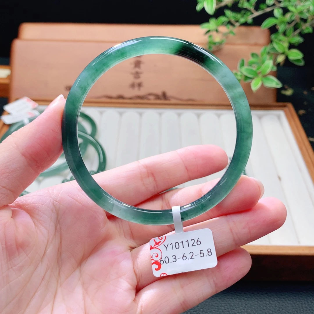 翡翠未镶嵌手镯（圆镯）
