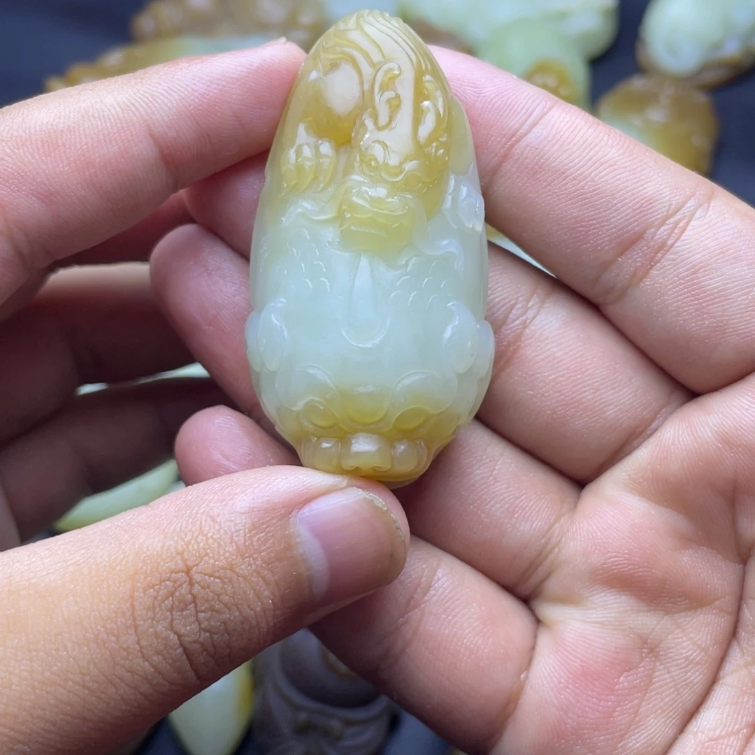 颈饰未镶嵌和田玉（糖玉）
