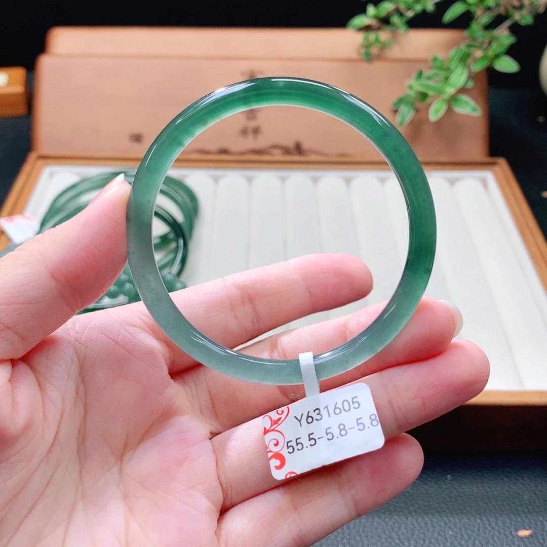 翡翠未镶嵌手镯（圆镯）