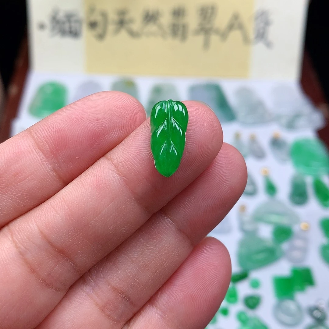 翡翠裸石缅甸天然A货翡翠阳绿叶子