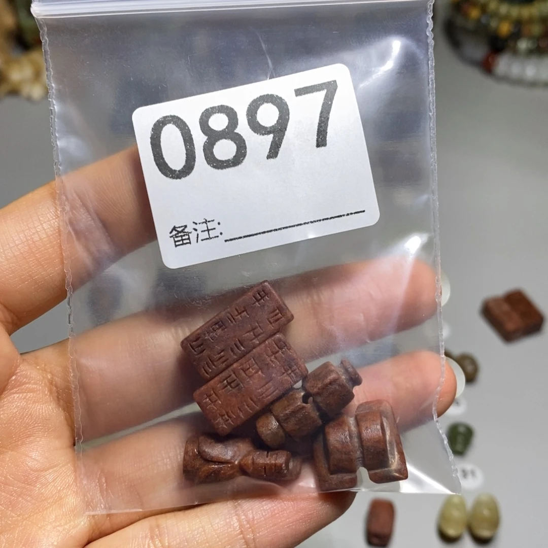 颈饰未镶嵌透闪石质玉轻**萤
