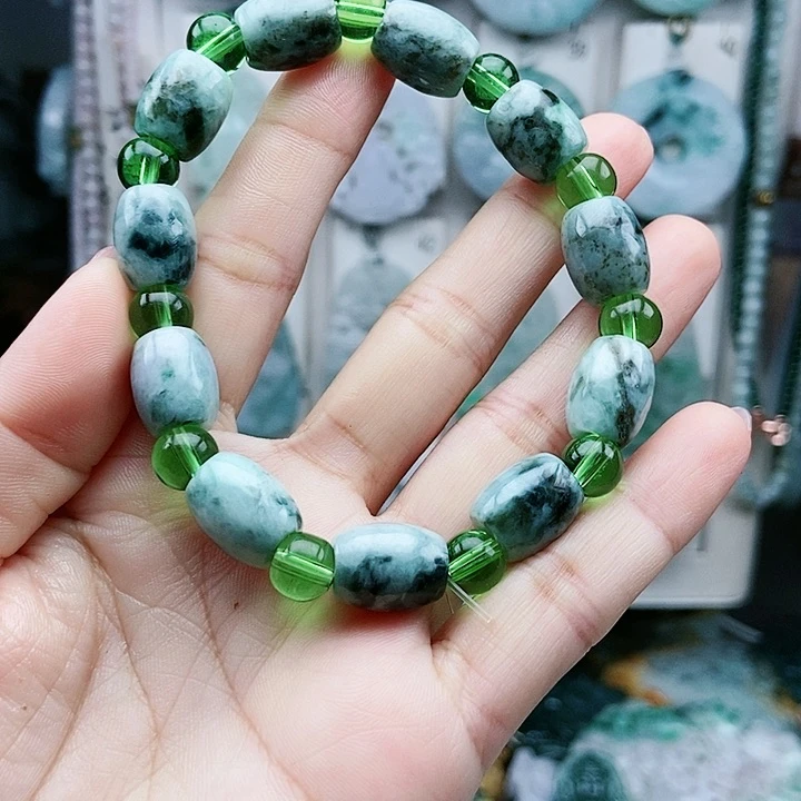 颈饰足铂镶嵌翡翠翡翠