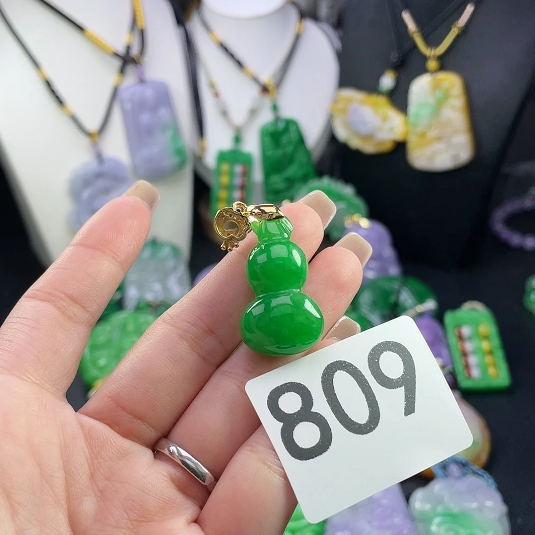 翡翠未镶嵌吊坠(赠链)