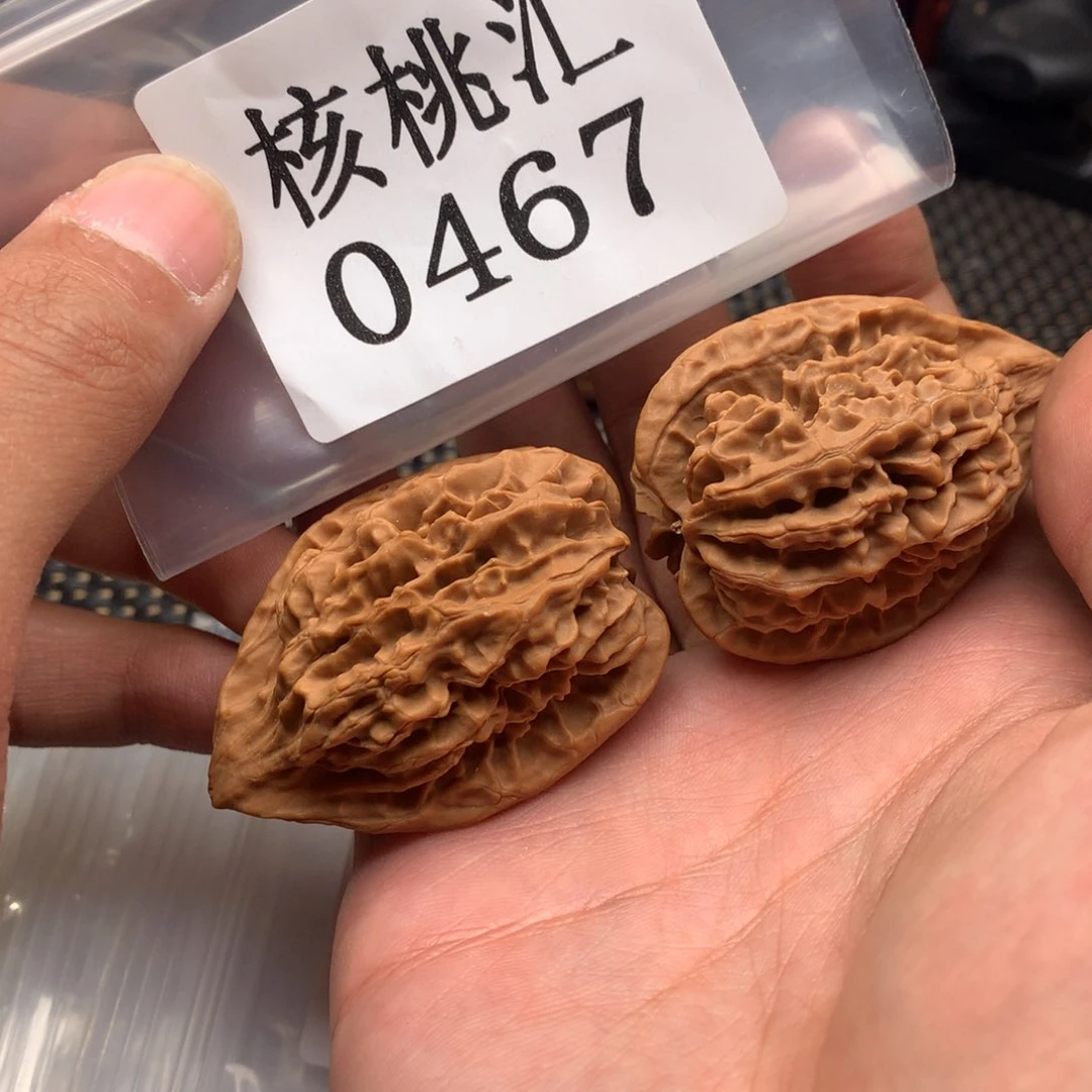 文玩核桃吊坠柳叶鸡心37