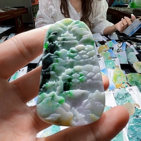 翡翠未镶嵌颈饰一个