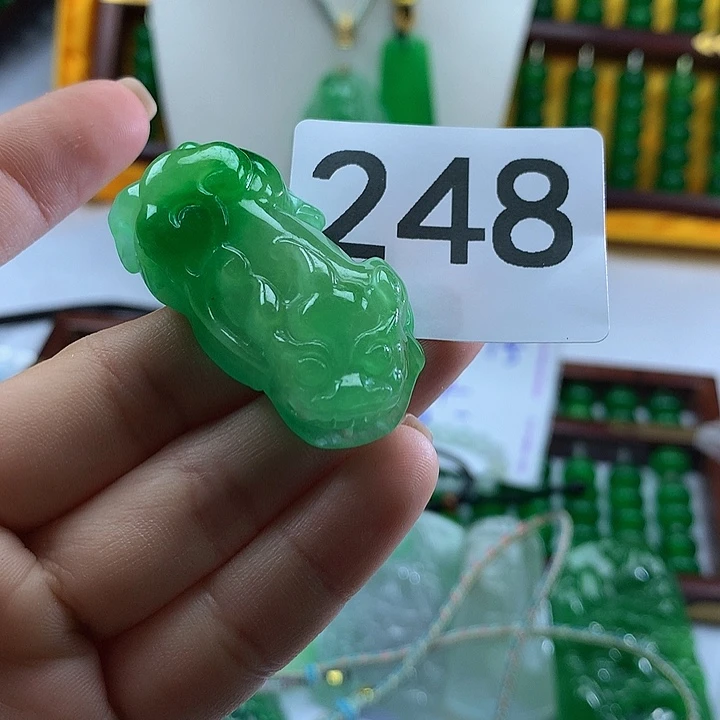 翡翠未镶嵌吊坠(赠链)