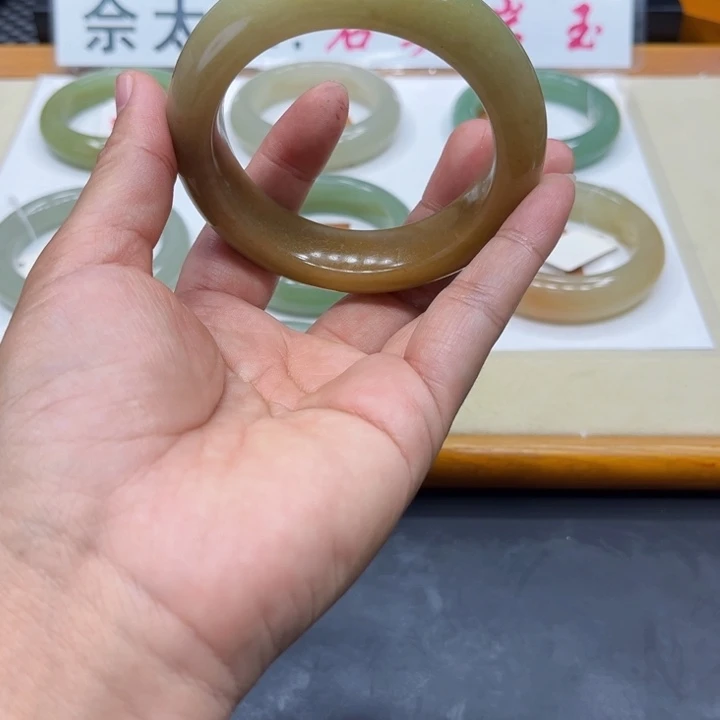 未镶嵌手镯石英质玉静****