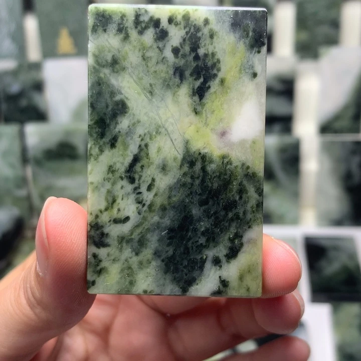 独山玉未镶嵌颈饰