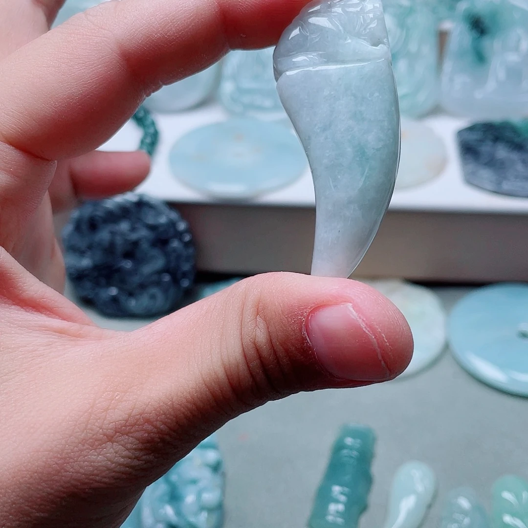 翡翠未镶嵌吊坠(不含链)龙牙一个