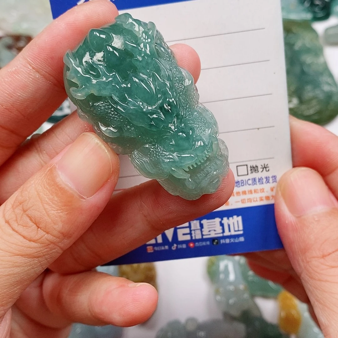 翡翠未镶嵌颈饰龙头