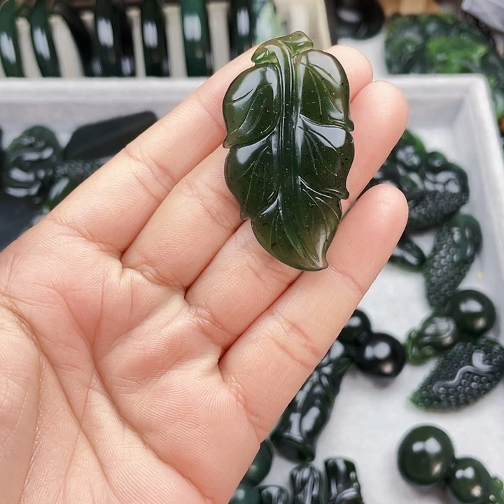 张***诗蛇纹石玉未镶嵌挂件