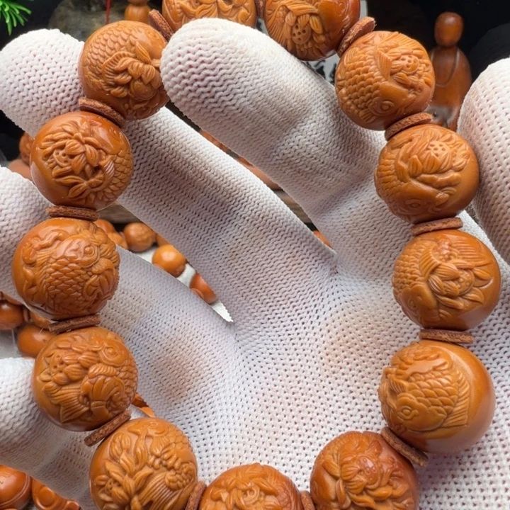 用***8橄榄核雕刻莲花鱼