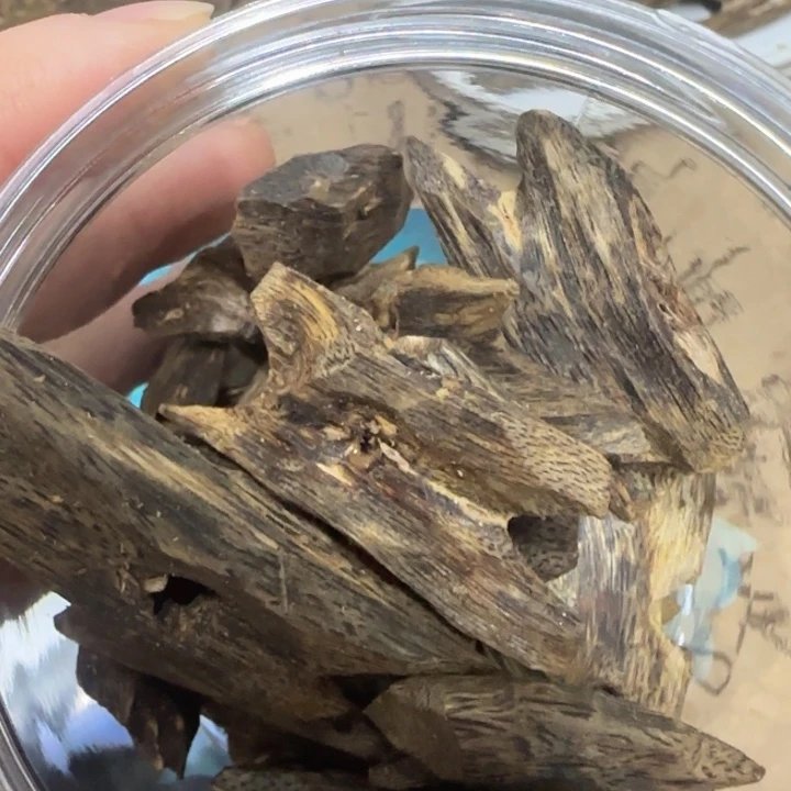 沉香碎屑沉香棋楠乌身圆叶料