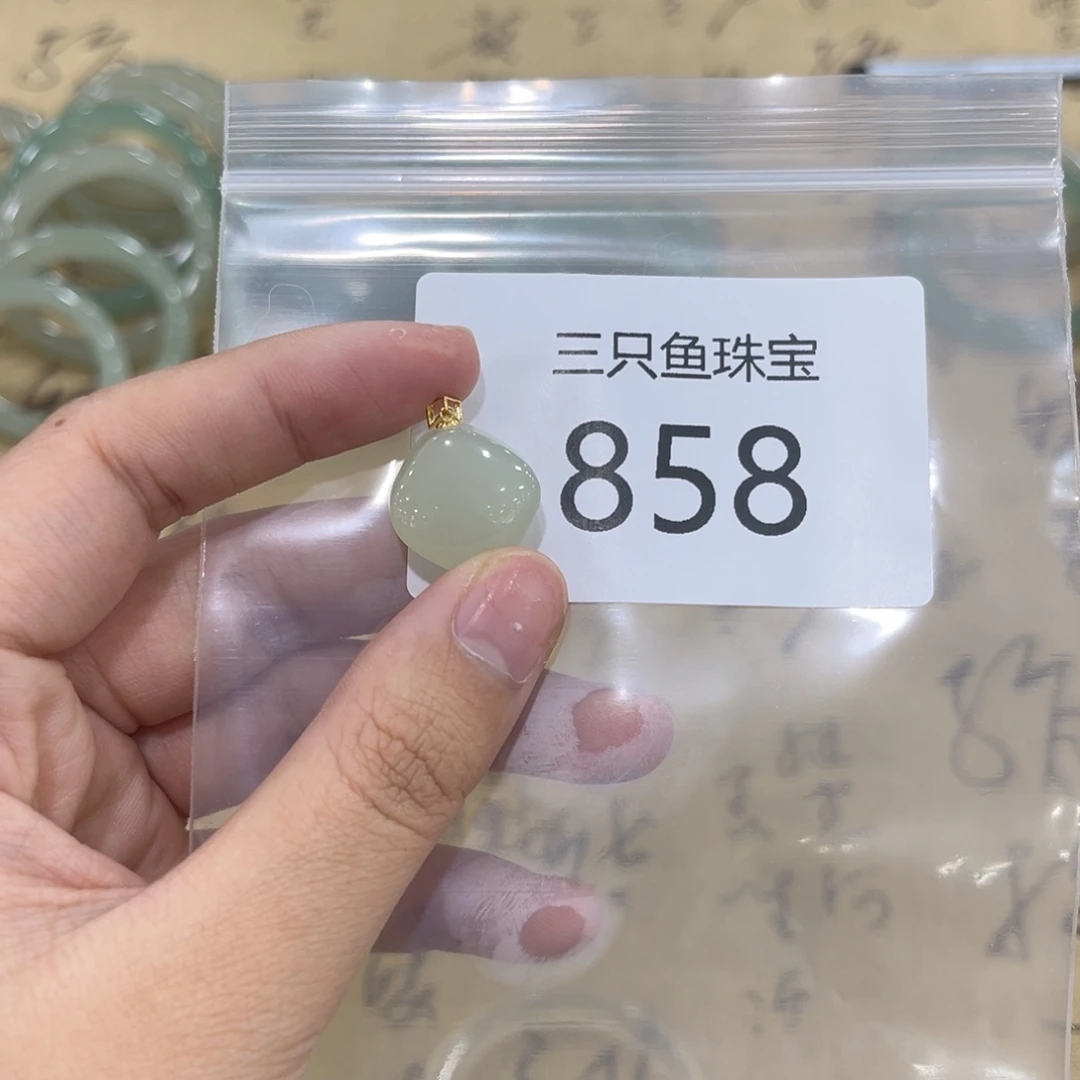 和田玉颈饰18K金镶嵌元****派