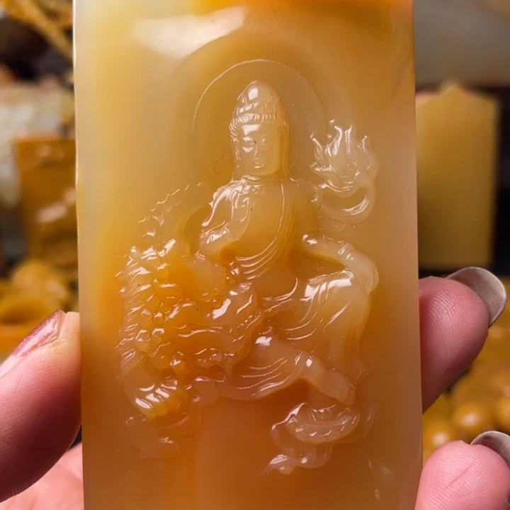 未镶嵌石英质玉（黄龙玉）颈饰