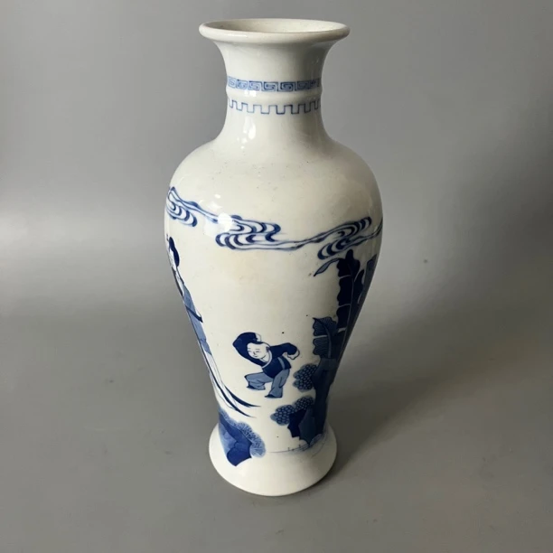 1233清人物蕉叶瓶