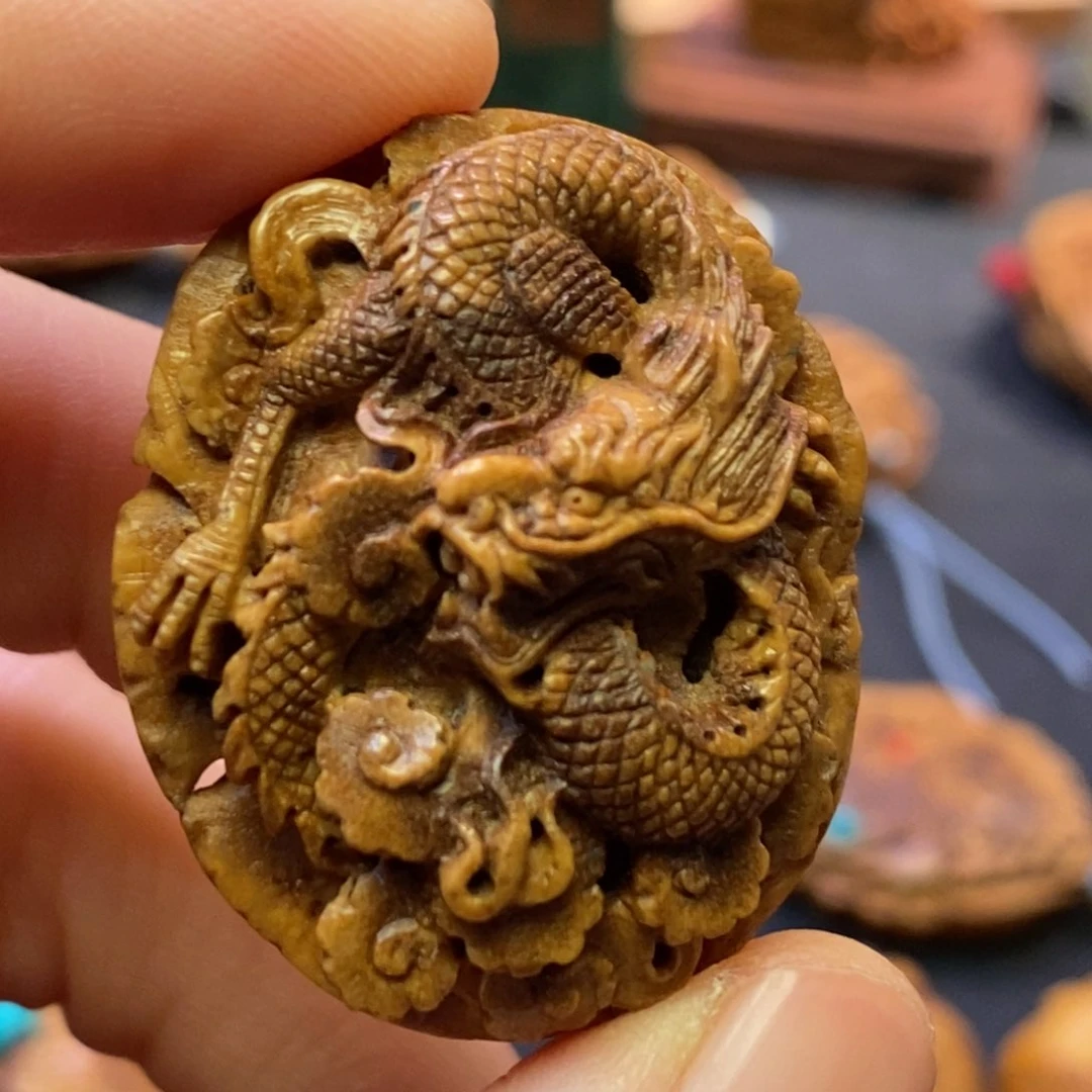 潍坊核雕桃核雕刻龙行天下