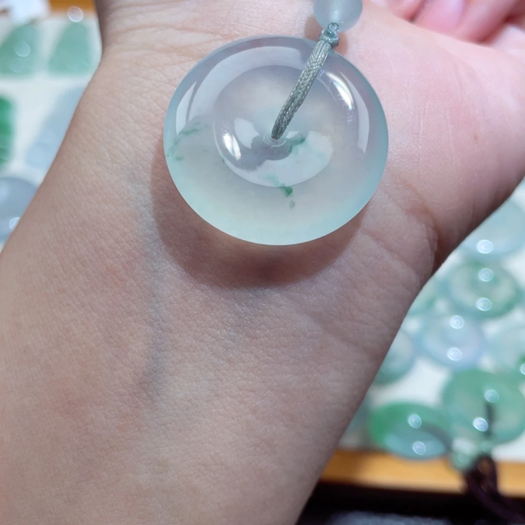 翡翠未镶嵌颈饰平安扣