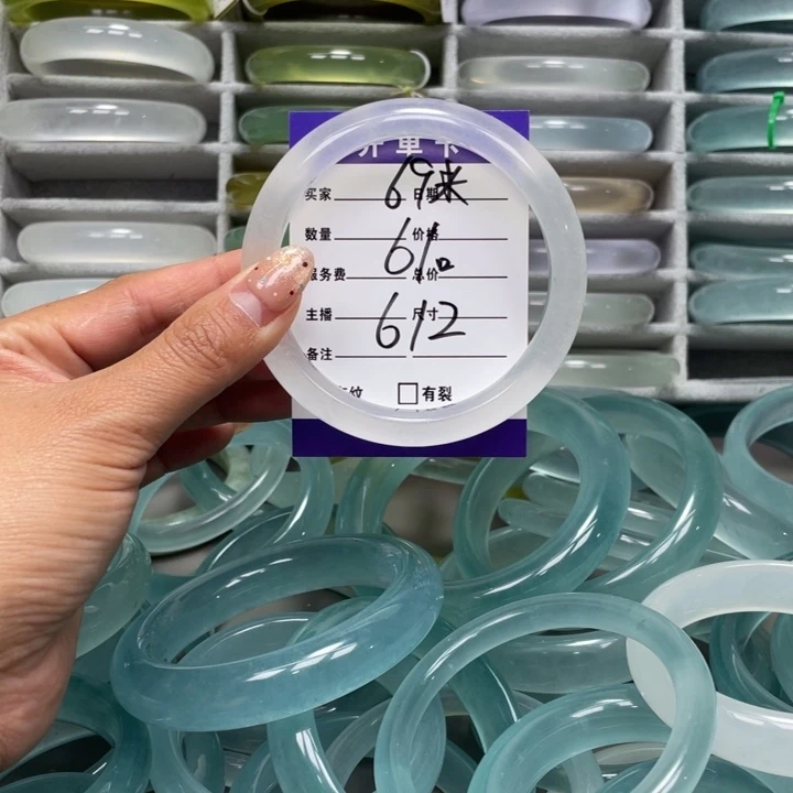 石英质玉手镯未镶嵌不*