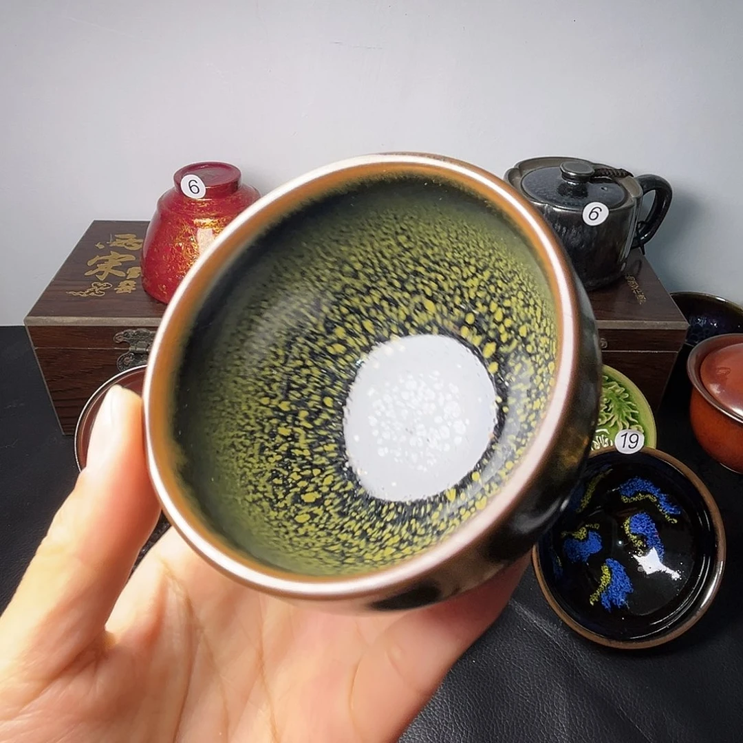 茶盏在干嘛我也在看手机