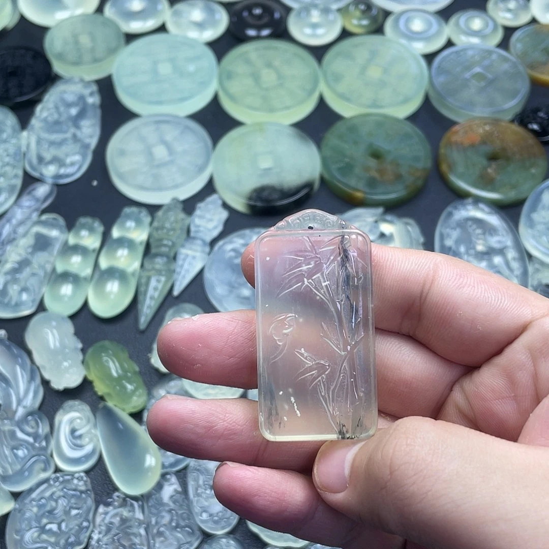 岫玉未镶嵌颈饰竹子
