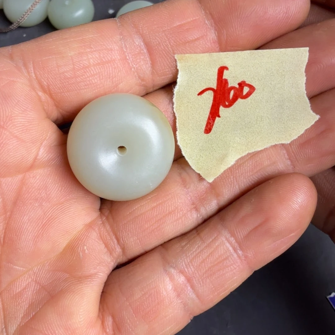 和田玉颈饰未镶嵌?