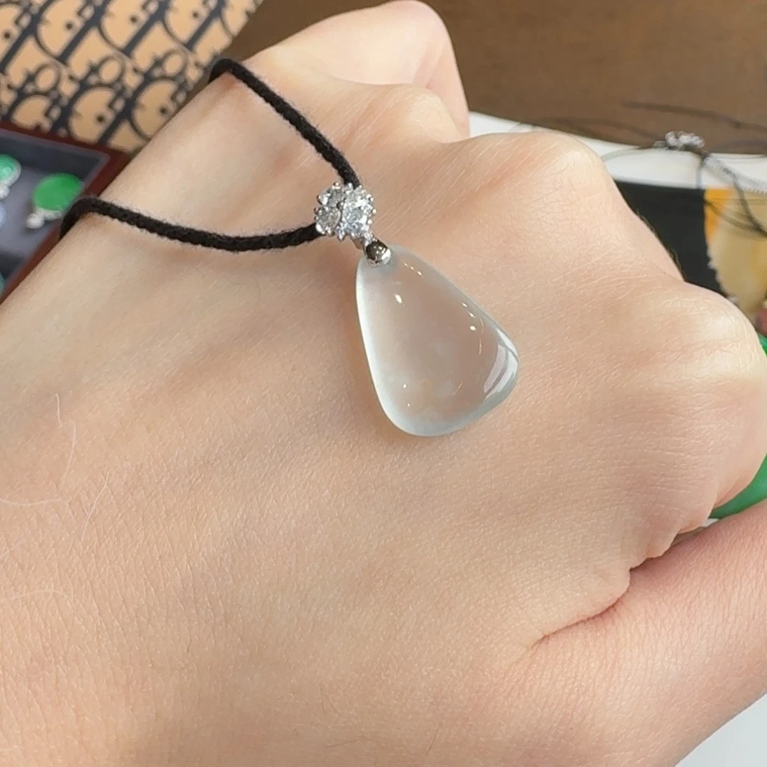 翡翠颈饰18K金镶嵌水滴吊坠