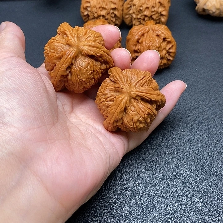 顺***`文玩核桃把件白奔