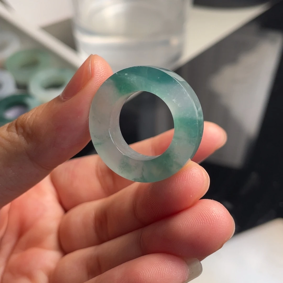 未镶嵌定制翡翠飘绿