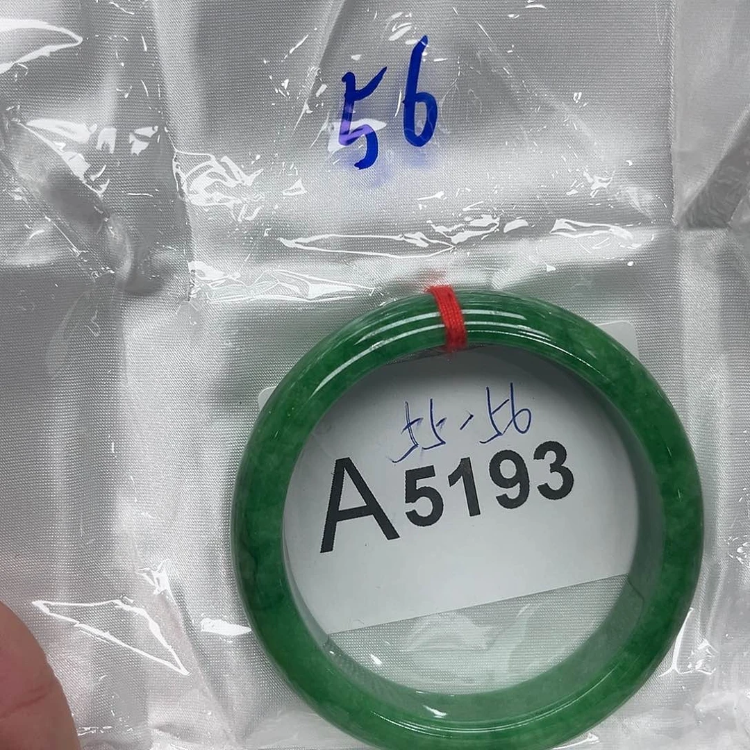 翡翠手镯未镶嵌默认瑕疵