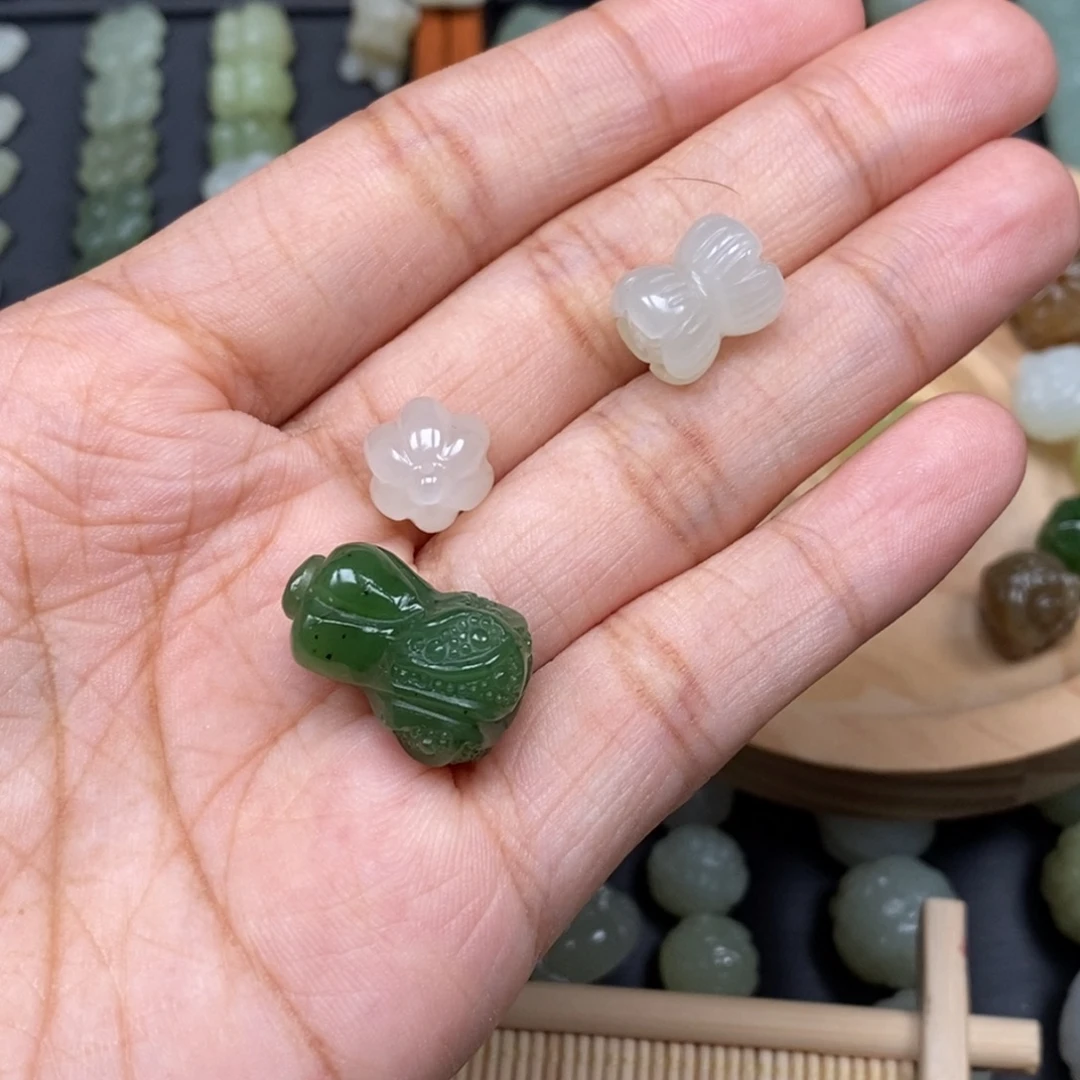 济***司和田玉未镶嵌颈饰