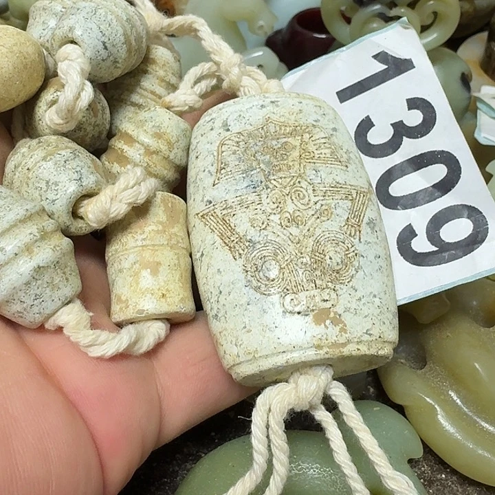 透闪石-蛇纹石玉未镶嵌颈饰