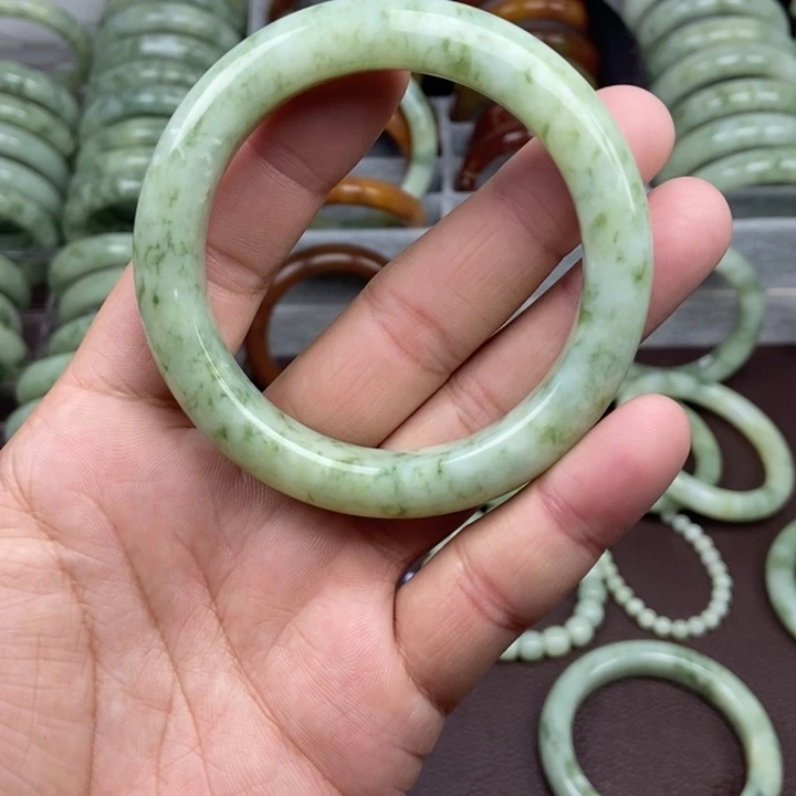 蛇纹石玉手镯未镶嵌葡****子