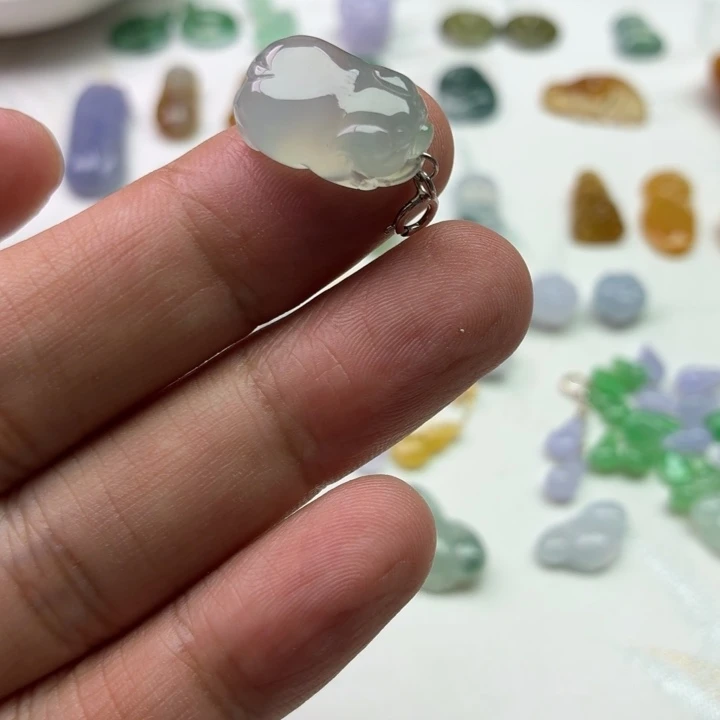 人***！翡翠未镶嵌颈饰小猪