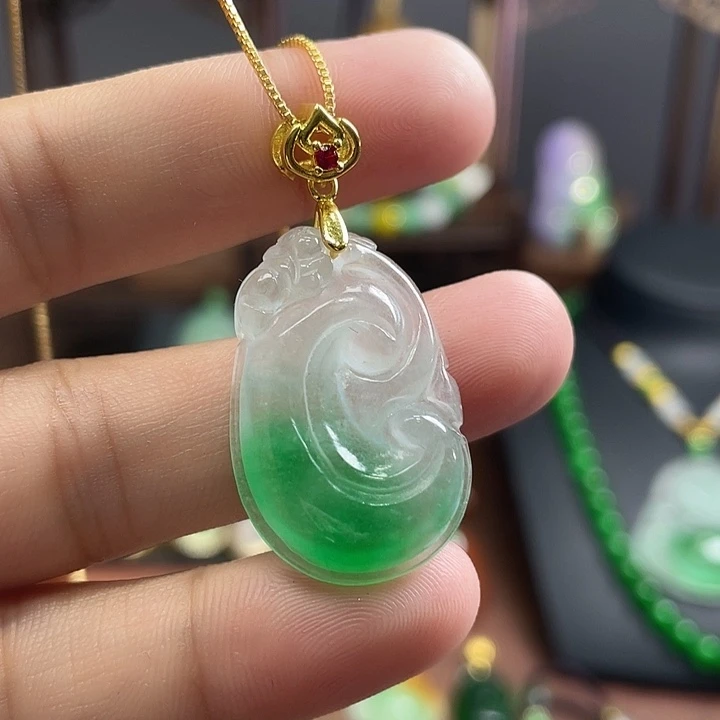 翡翠未镶嵌吊坠(赠链)