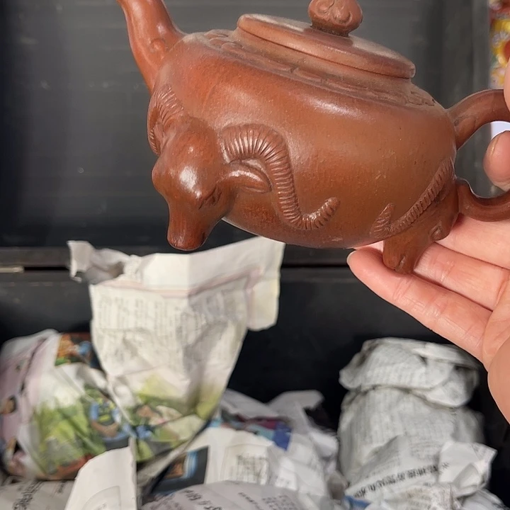 茶壶紫泥原矿泥料手工制作的一把紫砂壶。