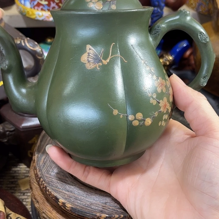 茶壶紫泥原矿泥料手工制作的一把紫砂壶。