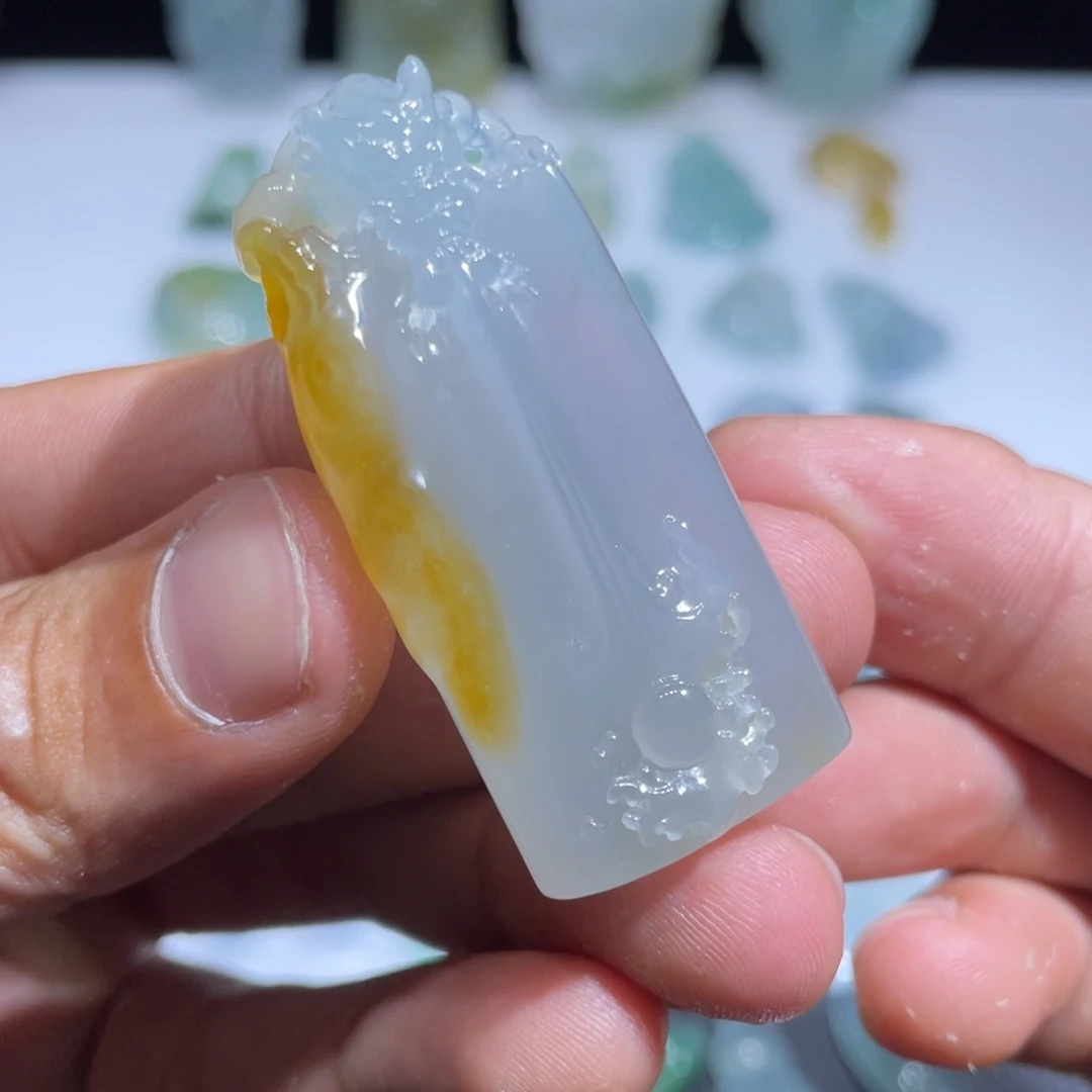 颈饰未镶嵌翡翠龙牌