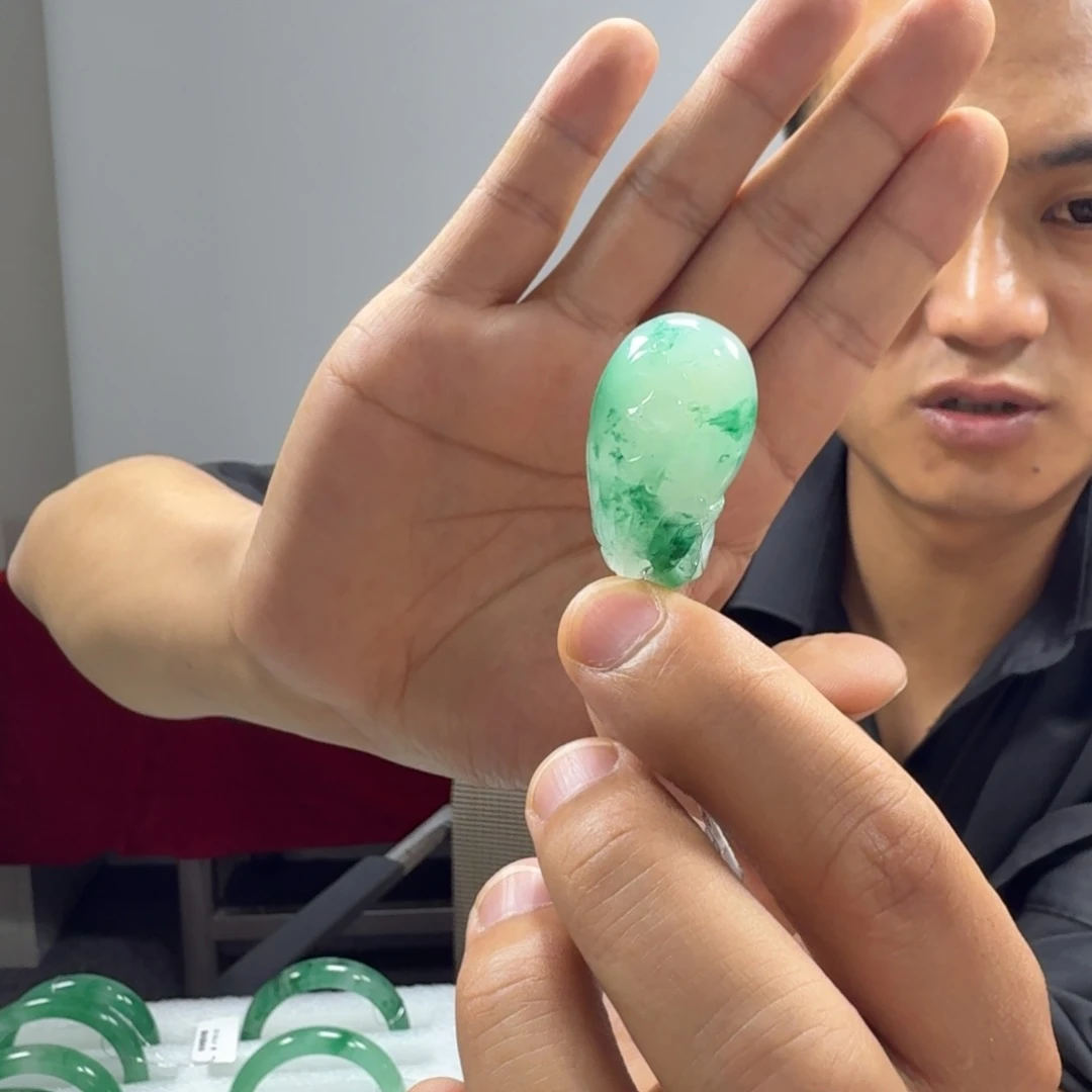 石英质玉（非洲翠）未镶嵌颈饰
