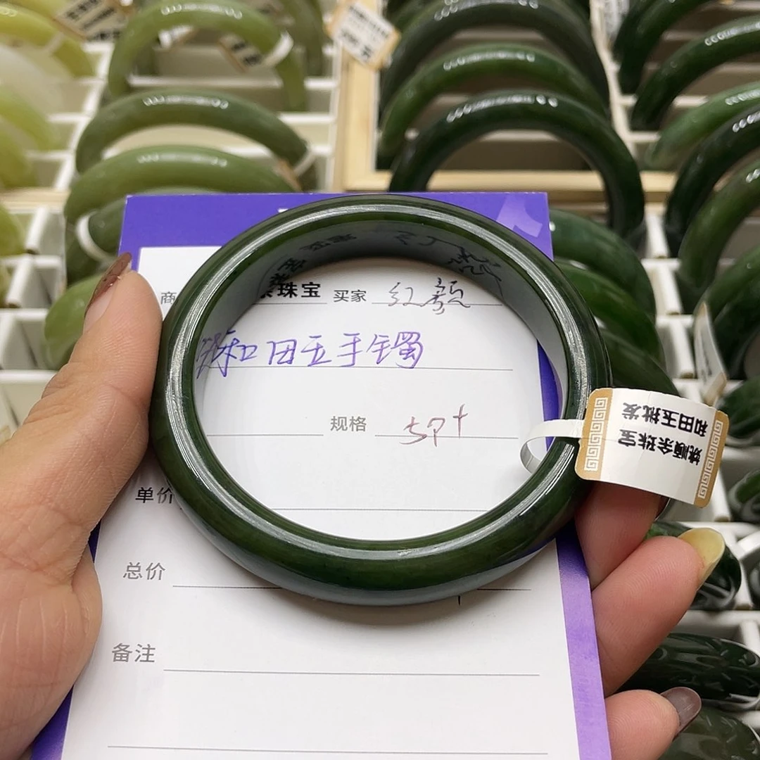 未镶嵌手镯和田玉红****?