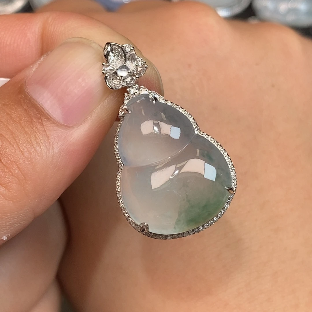 翡翠18K金镶嵌颈饰葫芦