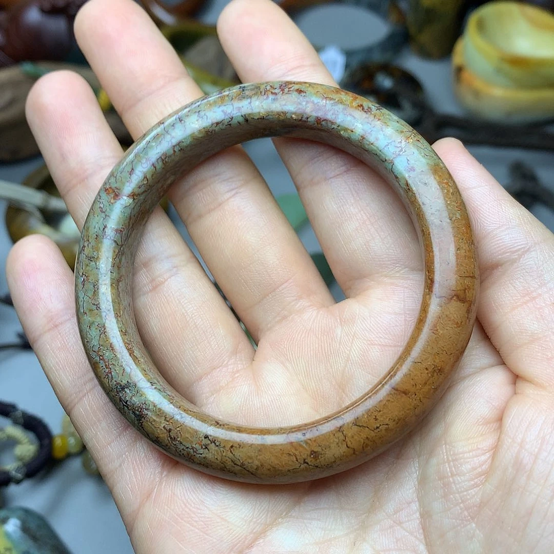 透闪石质玉手镯未镶嵌爱**?