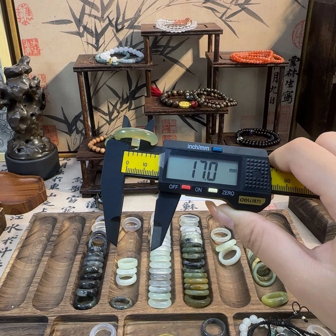 蛇纹石玉颈饰合金