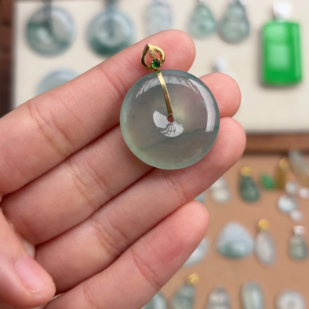 翡翠18K金镶嵌颈饰冰飘花平安扣