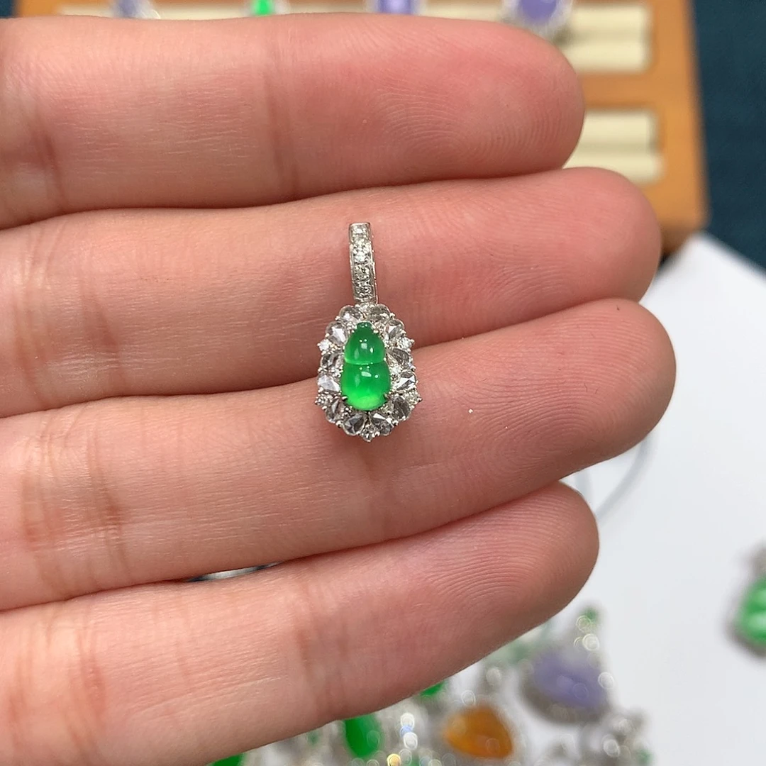 翡翠吊坠(不含链)18K金镶嵌阳绿葫芦